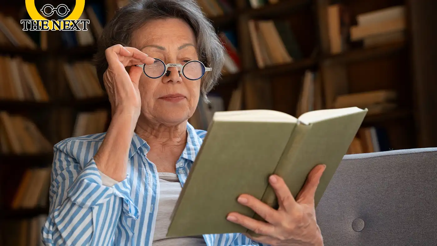 ภาพผู้หญิงใส่แว่นอ่านหนังสือและจับที่แว่น